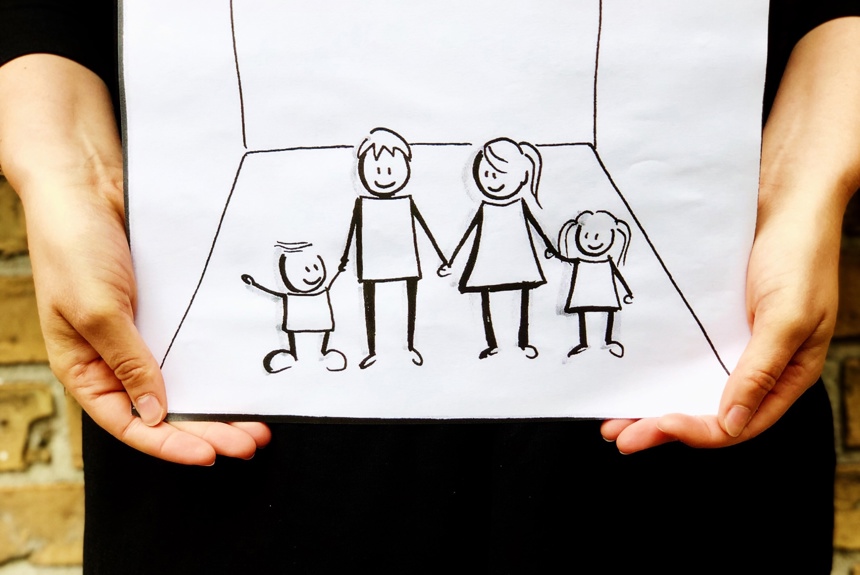 Tegning af en glad familie i et rum.