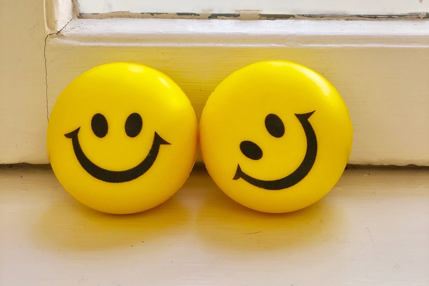 To smiley bolde i en vindueskarm