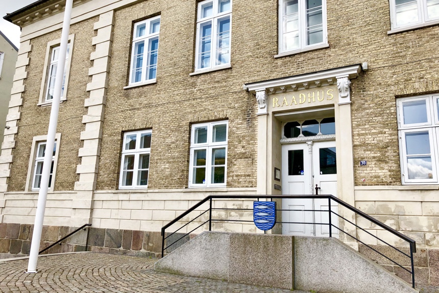 Facadebillede af det gamle Rådhus i Aabenraa.