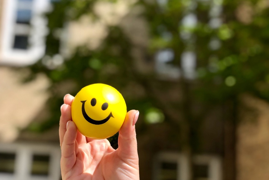 Smiley bold i hånd.